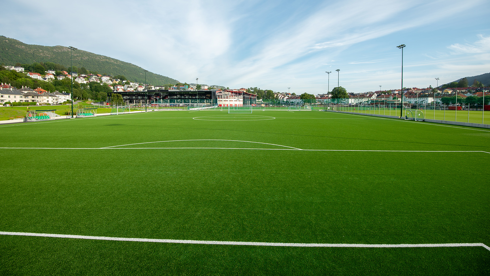 Toppmoderne kunstgressbane og park på Nymark